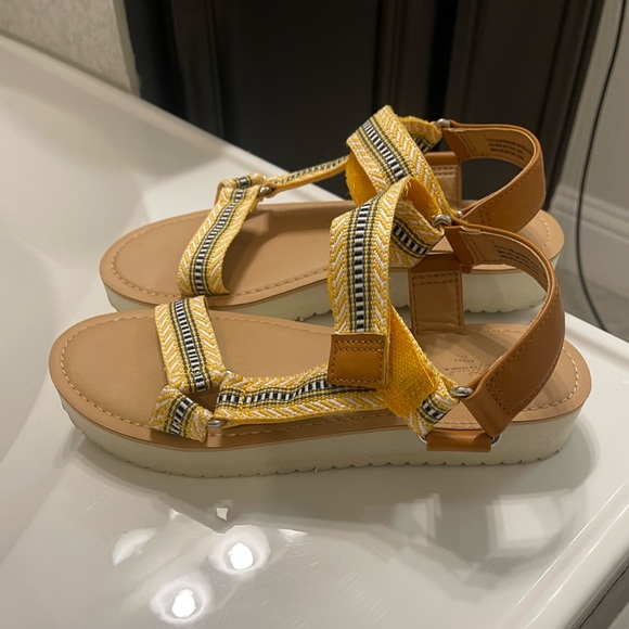 Universal Thread Sandals - Target - Picture 3 of 4